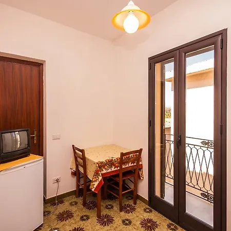 Cesare Apartment Lascari
